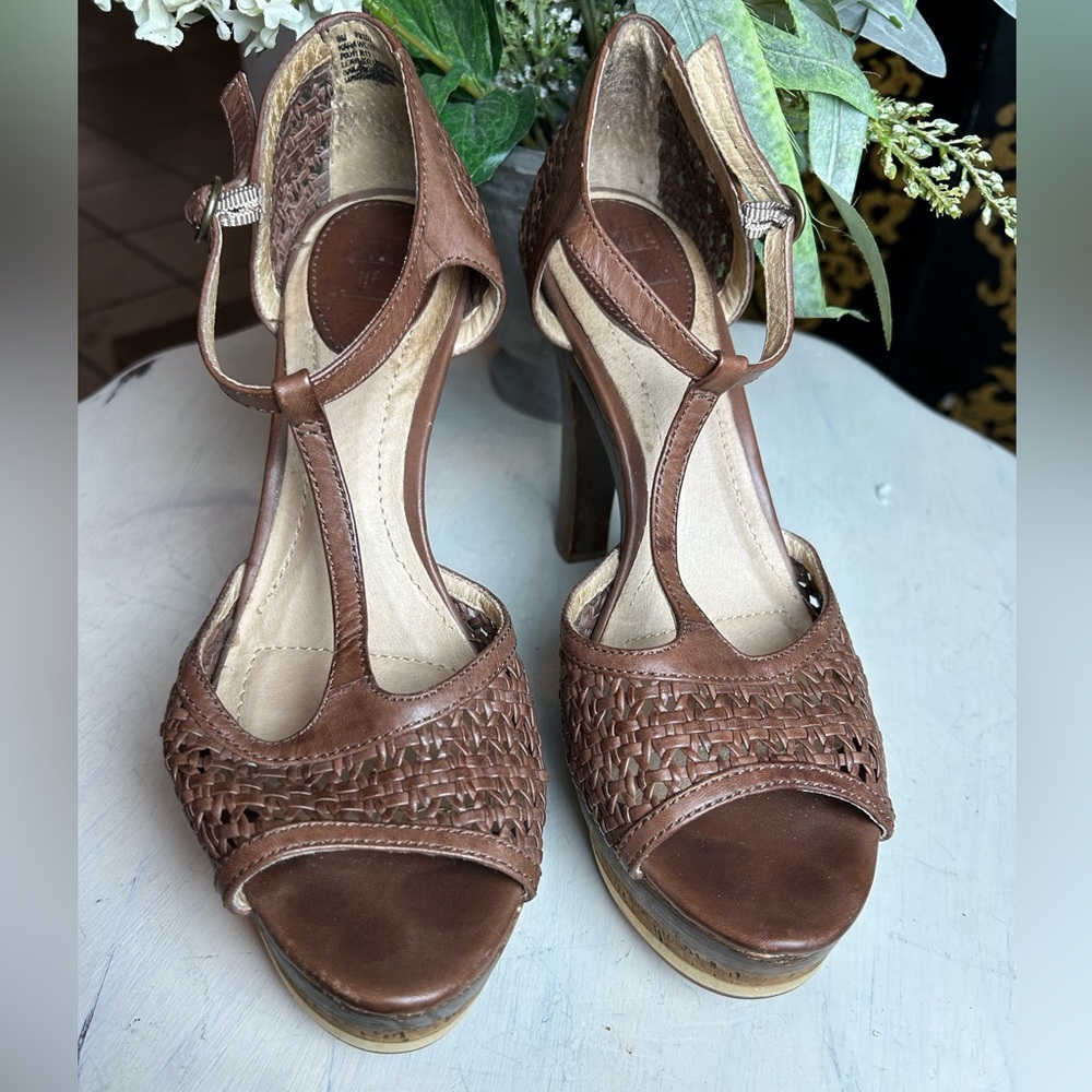 FRYE Shoes Heeled Sandals T-Strap Brown Woven Leather Cork Platform Wooden Heel